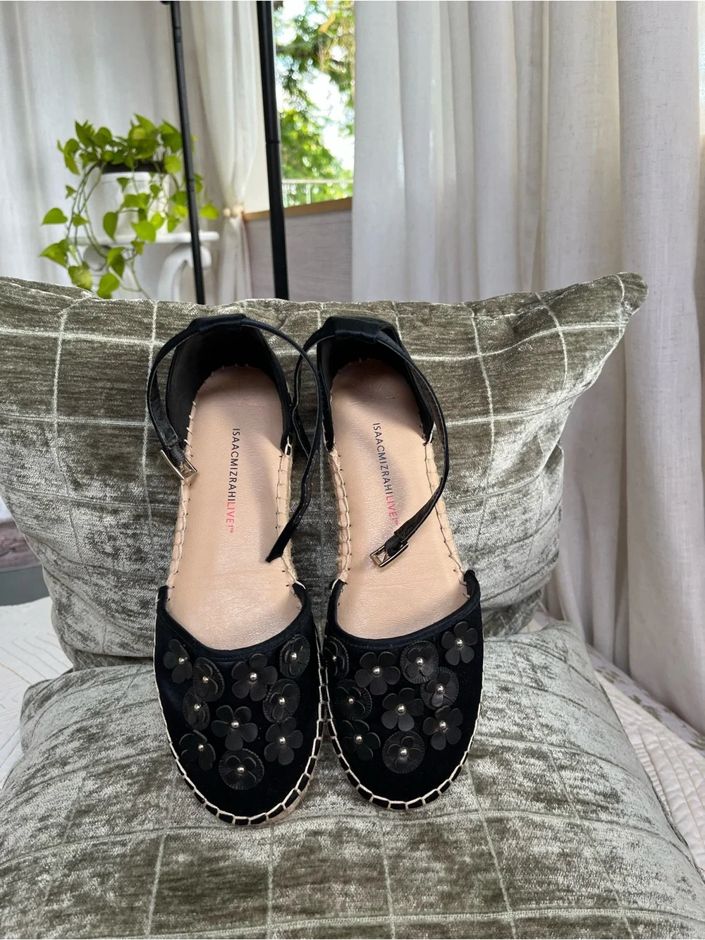 ISAAC MIZRAHI Black Floral Espadrille Sandals